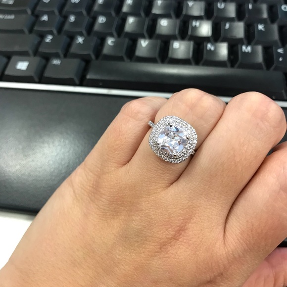 Exquisite Cushion Cut Ring - Picture 3 of 5